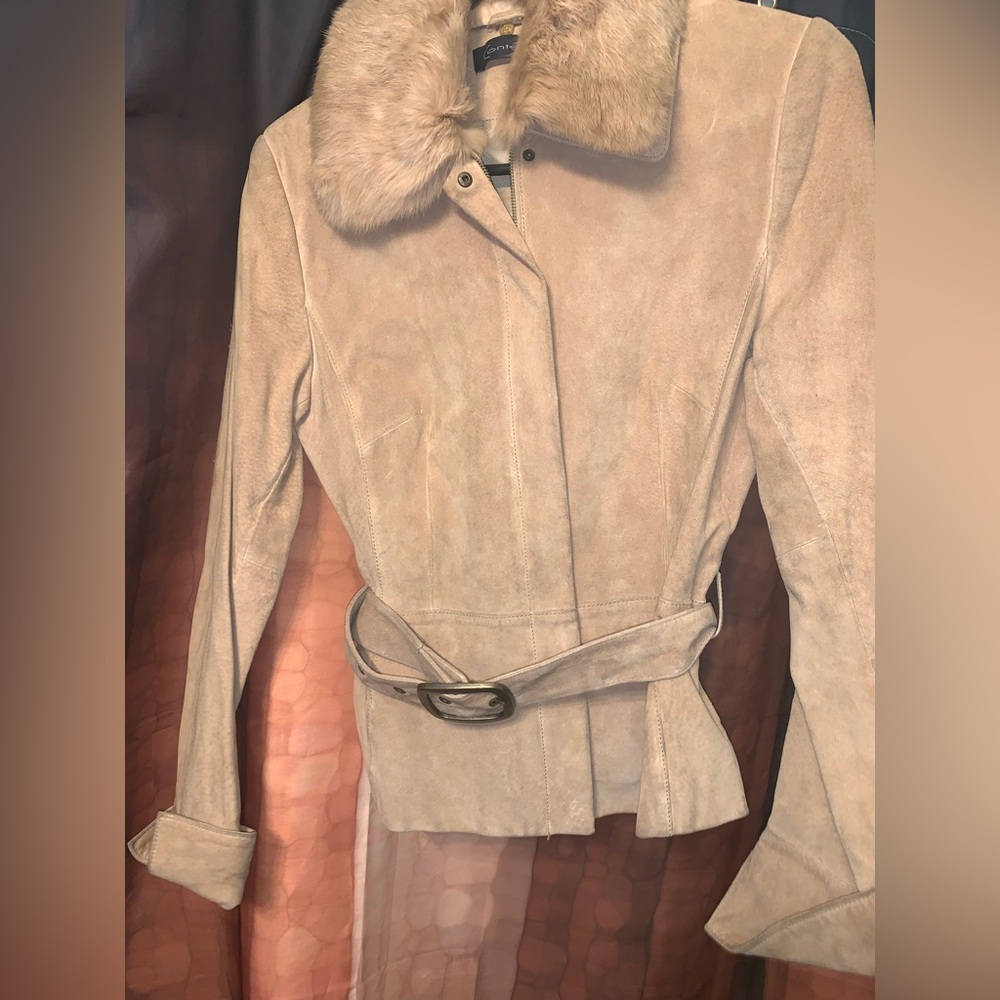 Gently worn around wrists. Very soft ( body as well as collar. Belt included